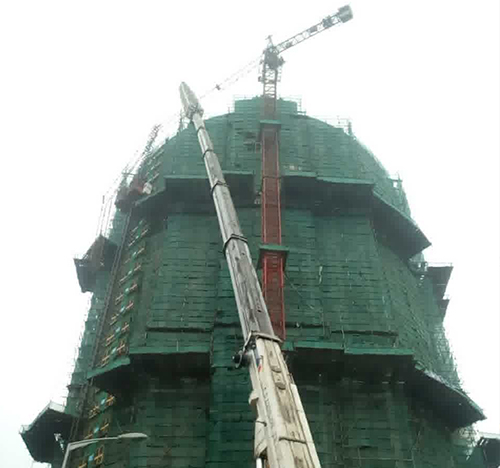 翼城吊车在工地上作业